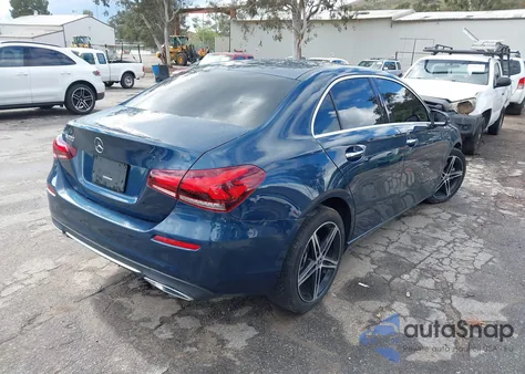 2021 Mercedes-Benz A 220 z USA, uszkodzony, nr VIN W1K3G4EB8MJ287913